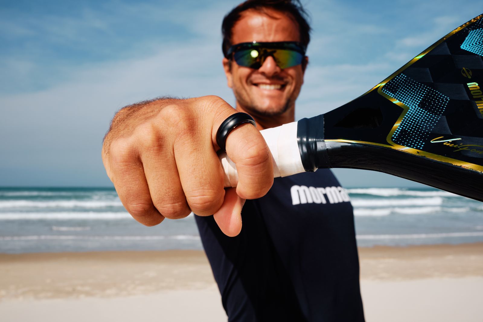Atleta de beach tennis com o Mormaii Ring no dedo